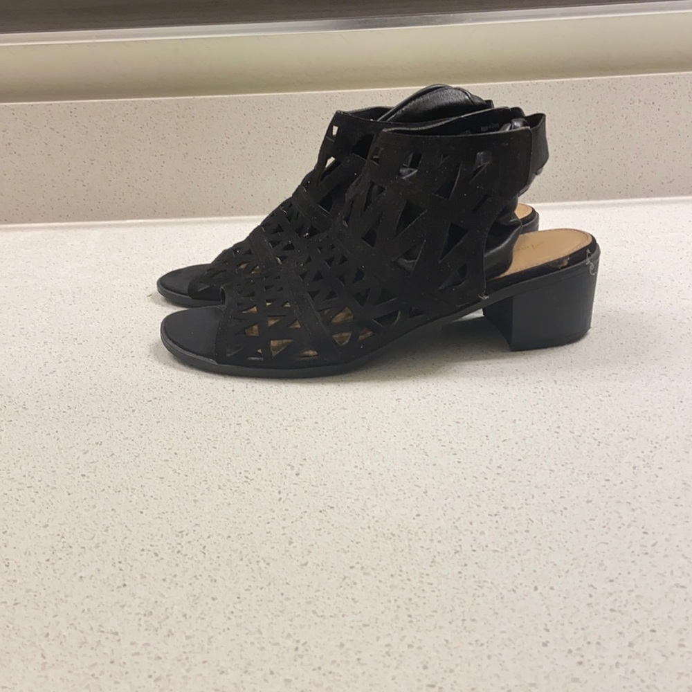 Block heel shoes